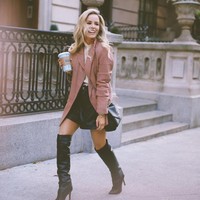 Tak perlu ke gym atau menggunakan alat tertentu, Andrea sering membagikan latihan mudah untuk membentuk tubuh. Bagi wanita yang merasa tidak punya waktu olahraga, Andrea bahkan punya cara gampang olahraga selagi menggosok gigi. Adapun trik-triknya yang lain yang bisa dilakukan di dapur hingga kamar tidur.Foto: Instagram @andreaxtendbarre