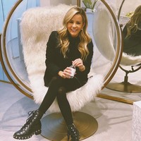 Selain olahraga, wanita itu juga sering membagi kata-kata motivasi yang bisa membangun semangat para follower ketika sedang berusaha menguruskan atau membentuk badan. Kamu tidak akan selalu termotivasi. Kamu butuh belajar untuk disiplin, Foto: Instagram @andreaxtendbarre