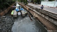 Pengerukan juga dilakukan untuk mengantisipasi banjir saat musim hujan datang.