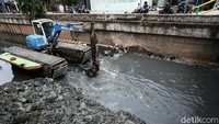 Sudah beberapa hari kendaraan eskavator melakukan pengerukan endapan lumpur yang berada di Kali Benda.