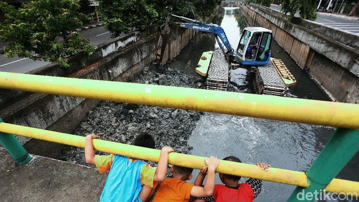 Antisipasi Banjir, Endapan Lumpur Kali Benda Dikeruk Pengerukan tengah dilakukan pada endapan lumpur di Kali Benda, Cempaka Putih Tengah, Jakarta. Pengerukan ini agar aliran air lancar dan tidak menyebabkan banjir.