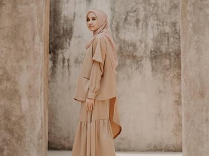 8 Tips Pakai Baju Warna Mocca yang Cocok dengan Hijab