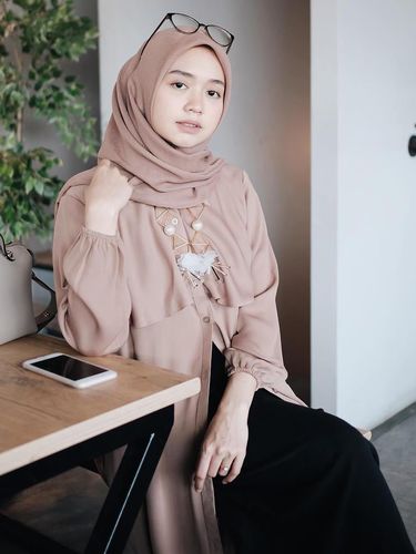 8 Tips Pakai Baju  Warna  Mocca yang  Cocok  dengan Hijab