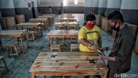Area restoran pun diberi jarak aman untuk pengunjung.