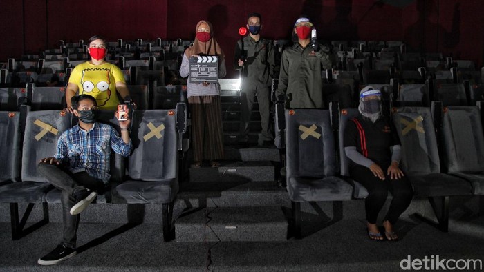 Bioskop Rakyat Beradaptasi di Era New Normal Bioskop Rakyat (Indiskop) di Teluk Gong, Jakarta Utara, sibuk menerapkan simulasi protokol kesehatan meski gagal dibuka untuk umum pada 29 Juli mendatang.