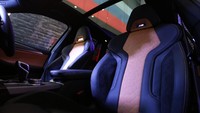 Jok BMW M Sport pada BMW X3 M Competition dan BMW X4 M Competition dapat dipilih dalam varian Black atau varian dua warna, yaitu Sakhir Orange/Black dan Adelaide Grey/Sakhir Orange. Semua model dilengkapi dengan bantalan lutut di sisi konsol tengah sebagai standar. Pelapis leather Merino dalam skema warna baru Midrand Beige/Black dengan aplikasi Alcantara tersedia secara eksklusif untuk model BMW X3 M Competition dan BMW X4 M Competition. Foto: Dok. BMW Group Indonesia
