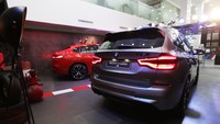 Diklaim terkuat, BMW X3 M Competition dan BMW X4 M Competition menggendong mesin in-line enam silinder terbaru. Mesin ini menonjolkan karakter BMW M high-revving, pembaruan teknologi BMW M TwinPower Turbo, ditambah sistem pendingin dan oil supply yang telah teruji di lintasan balap. Dengan varian bi-turbo yang dikembangkan khusus untuk BMW X3 M Competition dan BMW X4 M Competition, mesin ini mencatatkan output sebesar 30 hp lebih tinggi dari varian non-Competition menjadi total 510 hp. Foto: Dok. BMW Group Indonesia