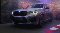 Mesin enam silinder itu juga memiliki torsi puncak 600 Nm di antara 2.600-5.950 rpm. Kedua model Competition ini mampu melesat dari 0-100 km/jam hanya dalam 4,1 detik. Kecepatan puncak kedua model adalah 250 km/jam yang diatur secara elektronik. Foto: Dok. BMW Group Indonesia