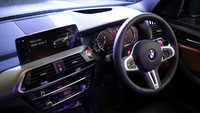 Suasana interior sporty dan mewah pada BMW X3 M dan BMW X4 M Competition dapat ditingkatkan dengan berbagai tambahan opsional. Di antara opsi lain yang menawarkan tingkat kenyamanan adalah atap kaca panoramic. Penerangan interior atmosferik disediakan oleh pencahayaan ambien standar, yang menawarkan enam pilihan warna dan dapat diaktifkan melalui menu iDrive. Foto: Dok. BMW Group Indonesia