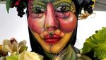 Banyak Orang Tertipu dengan Body Painting Gambar Makanan Ini