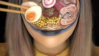 Tak hanya di kaki dan tangannya, Mimi Choi juga melukis makanan di wajahnya. Saking kerennya, sampai tak terlihat bagian mata, hidung maupun bibir Mimi Choi. Foto: instagram @mimles
