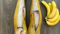 Ada pisang raksasa di kaki Mimi Choi. Pisang ini sengaja dilukis seperti bentuk sedang dikupas. Kegiatan body painting ala Mimi Choi sudah dilakukan sejak lama. Foto: instagram @mimles