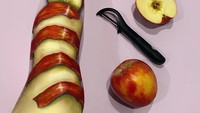 Gambar ini menunjukkan kemampuan Mimi melukis. Ia membuat apel yang seolah kulitnya dikupas dengan peeler. Hasilnya begitu realistik. Foto: instagram @mimles