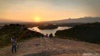 Ada sebuah danau dan pulau di tengah bukit. (Dian Utoro Aji/detikcom)