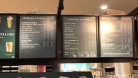 Papan-papan menu yang dipajang di belakang kasir tercantum daftar produk beserta harganya yang tidak menggunakan 3 angka nol. Misalnya salah satu minuman yang dijajakan dengan harga Rp 53. Namun, tetap saja uang yang harus dibayarkan ialah Rp 53.000. Vadhia Lidyana/detikcom  