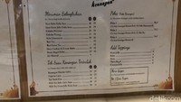 Tak Hanya itu, gerai kopi lainnya pun telah menerapkan daftar menu dengan menghilangkan 3 angka nol di harga-harga produknya. Misalnya menu minuman kopi yang dicantumkan dengan harga Rp 18 untuk ukuran reguler, dan Rp 24 untuk ukuran large. Vadhia Lidyana/detikcom  