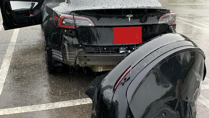 Bumper Tesla Model 3 lepas  tiba-tiba setelah terkena air.
