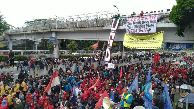 Massa buruh unjuk rasa di sekitar kompleks MPR/DPR, Jakarta, Kamis (16/7/2020).