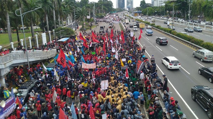 Begini Penampakan Massa Buruh yang Demo di Sekitar DPR Tolak RUU ...