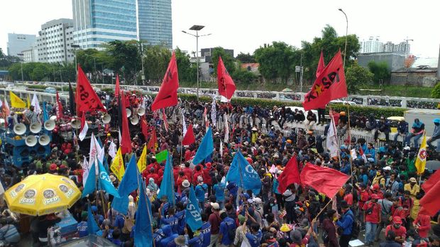 Massa buruh unjuk rasa di sekitar kompleks MPR/DPR, Jakarta, Kamis (16/7/2020).