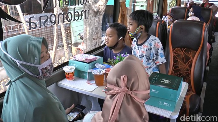 Ada bus cafe di Lamongan. Pelanggan bisa ngopi sambil jalan-jalan.