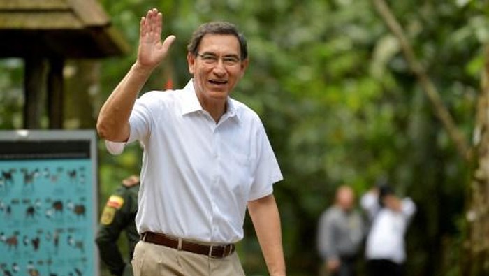 Perus President Martin Vizcarra waves as he arrives for the Presidential Summit for the Amazon at the National University in Leticia, department of Amazonas, Colombia, on September 6, 2019. - Six Amazonian countries will meet Friday in Leticia to agree protection measures for the Amazon rainforest, the lasrgest in the world, hit by fires and deforestation. (Photo by Raul ARBOLEDA / AFP)