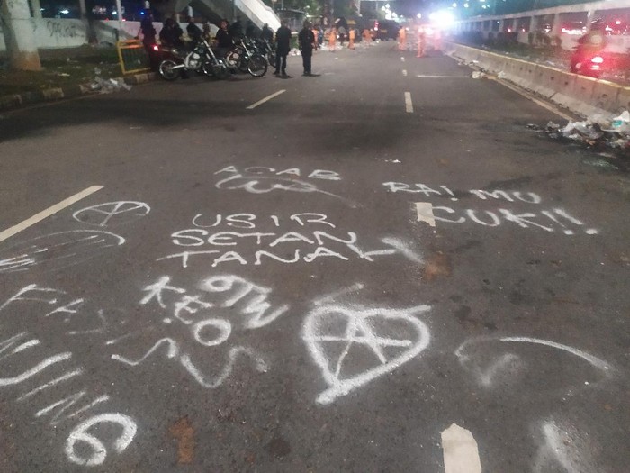 Coretan usai demo di depan Gedung DPR