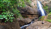 Seperti pantauan detikcom, terlihat beberapa anak tengah berenang dan bermain air di aliran Curug Gumawang. Sedangkan di sekitar air terjun, beberapa warga tengah asyik berfoto ria. 