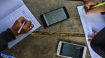 Demi Belajar Online, Siswa di Desa Terpencil Datangi Pos Kamling