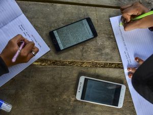 Belajar di Rumah Bikin Kuota Jebol, Perlukah Subsidi Internet?