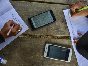 Belajar di Rumah Bikin Kuota Jebol, Perlukah Subsidi Internet?