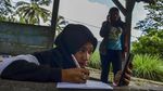 Demi Belajar Online, Siswa di Desa Terpencil Datangi Pos Kamling