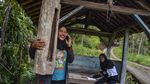 Demi Belajar Online, Siswa di Desa Terpencil Datangi Pos Kamling