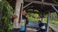 Siswa kelas IX Sekolah Menengah Pertama (SMP) Plus Pasawahan mengerjakan tugas sekolah di pos kamling Desa Pasawahan, Kabupaten Ciamis, Jawa Barat, Kamis, (16/7/2020).