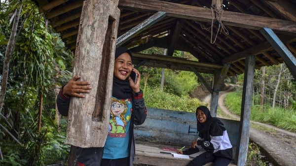 Demi Belajar Online, Siswa di Desa Terpencil Datangi Pos Kamling