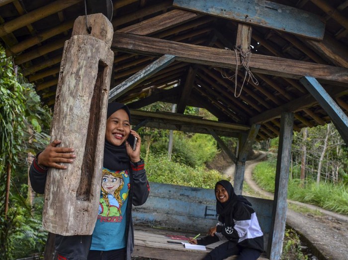 Demi Belajar Online, Siswa di Desa Terpencil Datangi Pos Kamling Pandemi COVID-19 membuat KBM dilakukan dari rumah secara daring. Namun, kestabilan jaringan internet kerap jadi kendala bagi siswa di daerah terpencil.