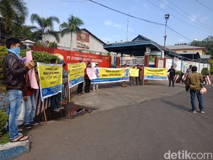 Tuntut THR, Buruh di Jombang Sebut RUU Cipta Kerja Lebih Jahat dari Corona