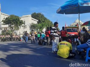 DPR Tak Bahas Omnibus Law, Massa di Kantor Gubernur Jatim Bubar