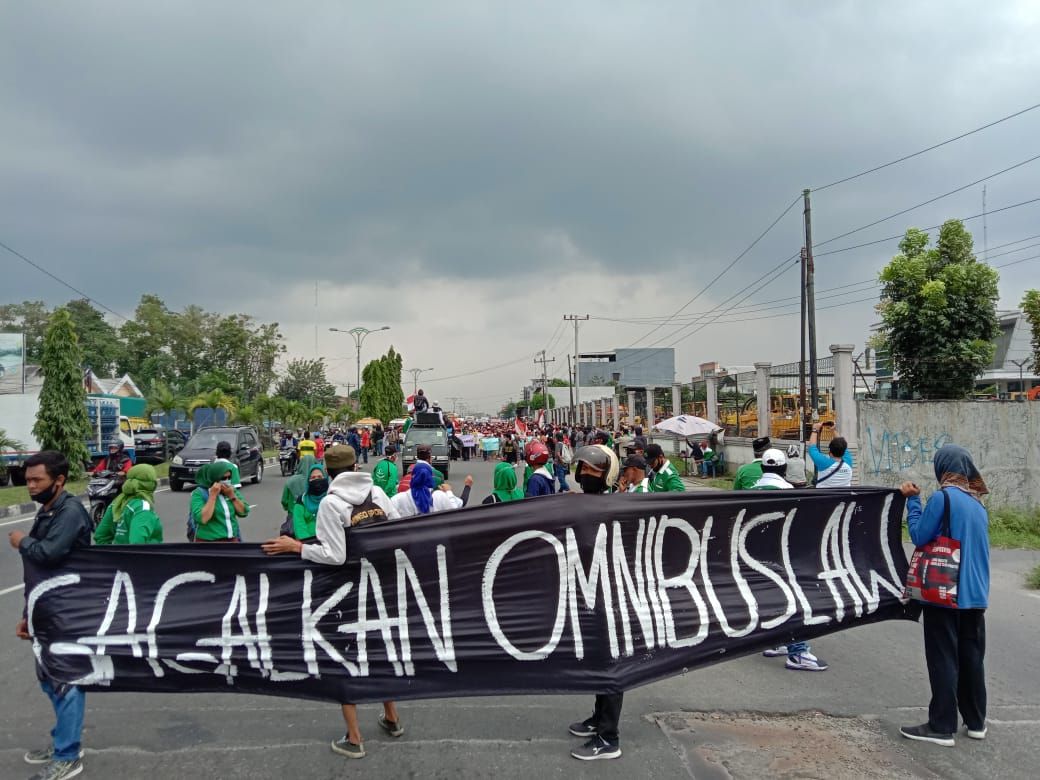 Demo tolak Omnibus Law di Medan (Ahmad Arfah-detikcom)