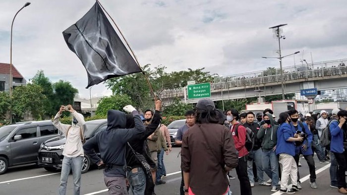 Demo Tolak RUU Ciptaker di depan gedung DPR