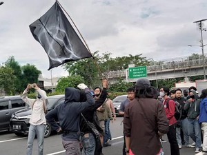 Pedemo di Depan DPR Sempat Masuk Tol dan Kibarkan Bendera Anarko