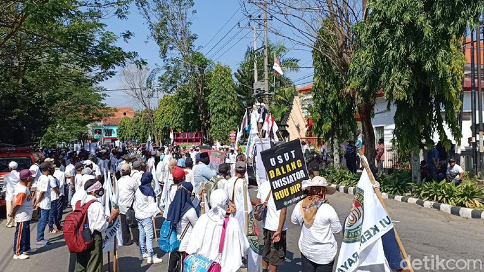Ratusan orang berdemo di depan Kantor DPRD Kota Kediri. Mereka menolak RUU HIP.