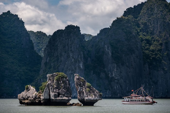 QUANG NINH, VIETNAM - MAY 31: Junk boats carry tourists touring Ha Long Bay, after the Vietnamese government eased the lockdown following the coronavirus disease (COVID-19) outbreak, on May 31, 2020 in Ha Long, Quang Ninh Province, Vietnam. Though some restrictions remain in place, Vietnam has lifted the ban on domestic travel, certain entertainment facilities and non-essential businesses to revive its economy. As of May 31, Vietnam has confirmed 328 cases of coronavirus disease (COVID-19 ) with no deaths in the country, 279 fully recovered and no new case caused by community transmission for 46 days. (Photo by Linh Pham/Getty Images)