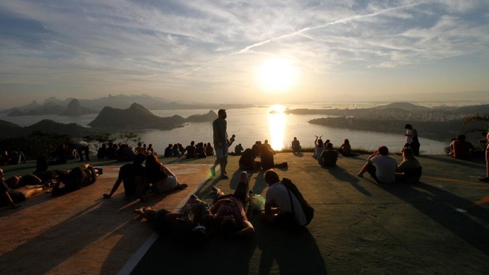 Destinasi Paling Dicari Traveler Dunia di Tahun 2021 QUANG NINH, VIETNAM - MAY 31: Junk boats carry tourists touring Ha Long Bay, after the Vietnamese government eased the lockdown following the coronavirus disease (COVID-19) outbreak, on May 31, 2020 in Ha Long, Quang Ninh Province, Vietnam. Though some restrictions remain in place, Vietnam has lifted the ban on domestic travel, certain entertainment facilities and non-essential businesses to revive its economy. As of May 31, Vietnam has confirmed 328 cases of coronavirus disease (COVID-19 ) with no deaths in the country, 279 fully recovered and no new case caused by community transmission for 46 days. (Photo by Linh Pham/Getty Images)