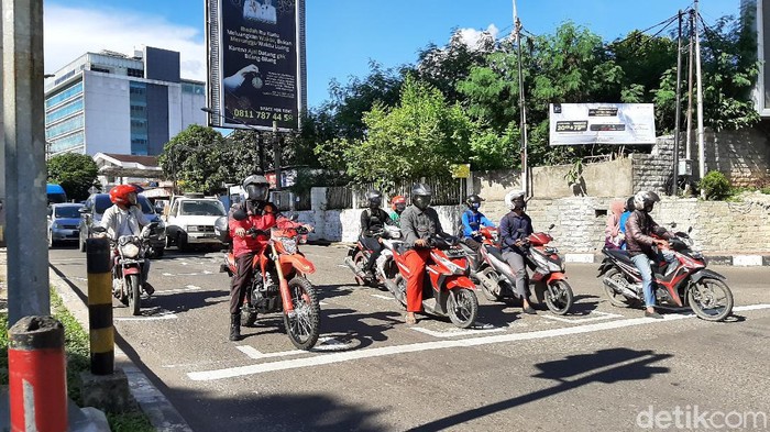 Dishub Kota Palembang dan Satlantas Polres Palembang membuat garis pengatur jarak pengendara di lampu merah (Raja Adil/detikcom)