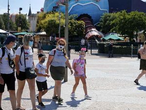 Foto: Disneyland Paris Kembali Didatangi Wisatawan