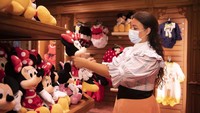 Para staf juga diharuskan mengenakan masker. (Disneyland Paris)