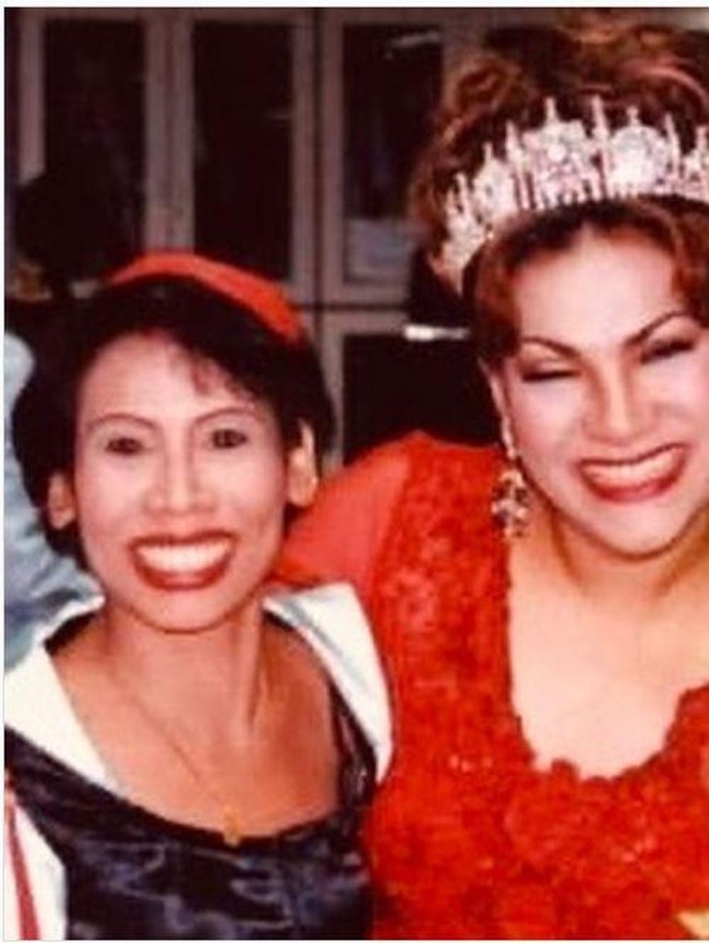 Dorce Gamalama lahir di Solok, Sumatera Barat pada 21 Juli 1963. Dorce dilahirkan dengan nama asli Dedi Yuliardi Ashadi. Terlahir sebagai seorang pria, rupanya Dorce memiliki keinginan yang cukup besar untuk menjadi wanita. Dorce pun kerap berdandan seperti seorang wanita, seperti dalam foto yang satu ini. Foto: instagram