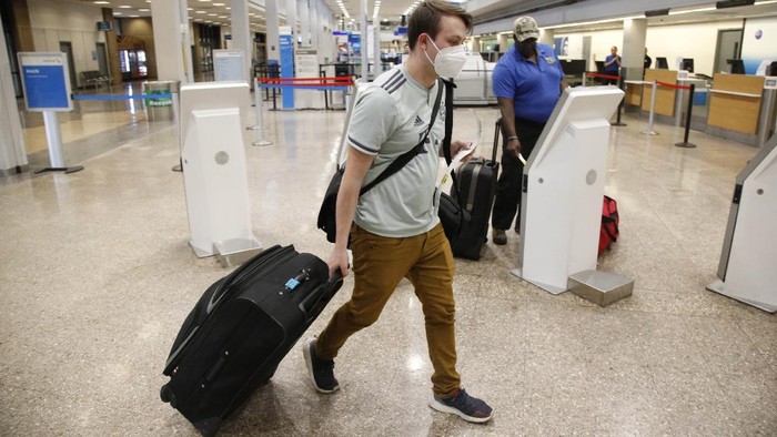 American Airlines berencana melakukan pemutusan hubungan kerja (PHK) 25 ribu karyawannya. Kebijakan ini dilakukan akibat anjloknya permintaan perjalanan karena Corona.