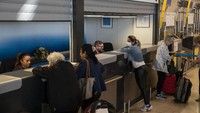 Namun, kini penurunan pendapatan maskapai hingga saat semakin memburuk. Kini saham American Airlines turun sekitar 3% dalam perdagangan. Pablo Blazquez Dominguez/Getty Images/File.